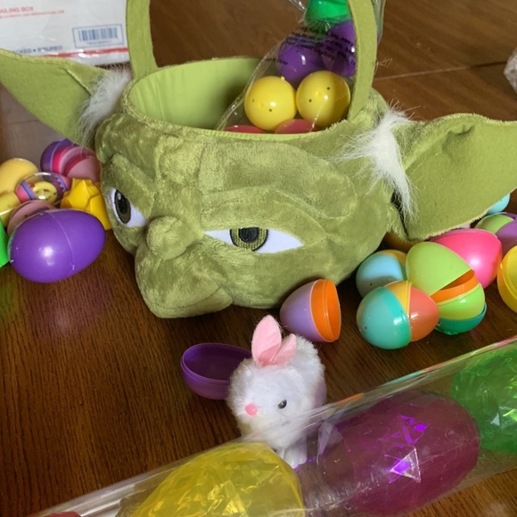Yoda Easter Egg Basket with used and New plastic Eggs - Picture 3 of 5